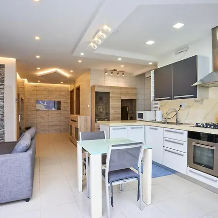 Lucky13 Luxury 2 Bedroom Penthouse *