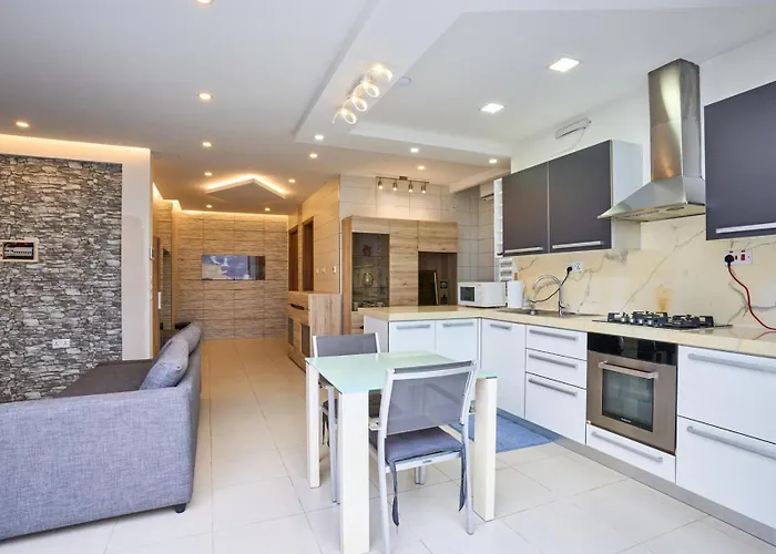 Lucky13 Luxury 2 Bedroom Penthouse *